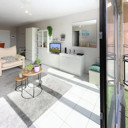 Apartment 1 Bedroom Cozy In *